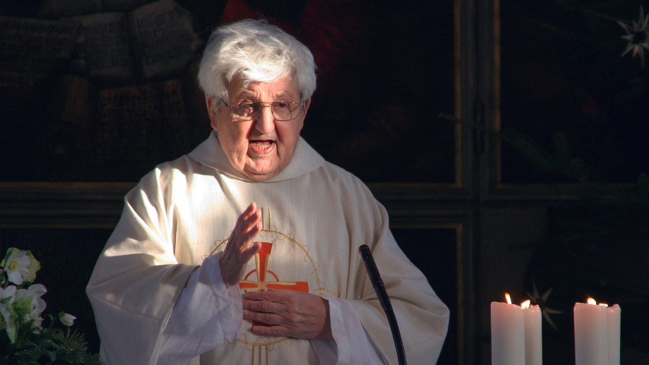 Pfarrer Sieger Köder an seinem 86. Geburtstag in der Pfarrkirche Rosenberg