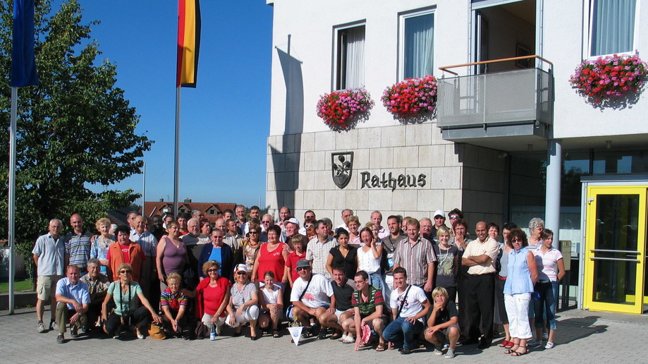 Der Besuch aus Montoison wird am 03.08.2007 auf dem Rathausplatz Rosenberg begrüßt.